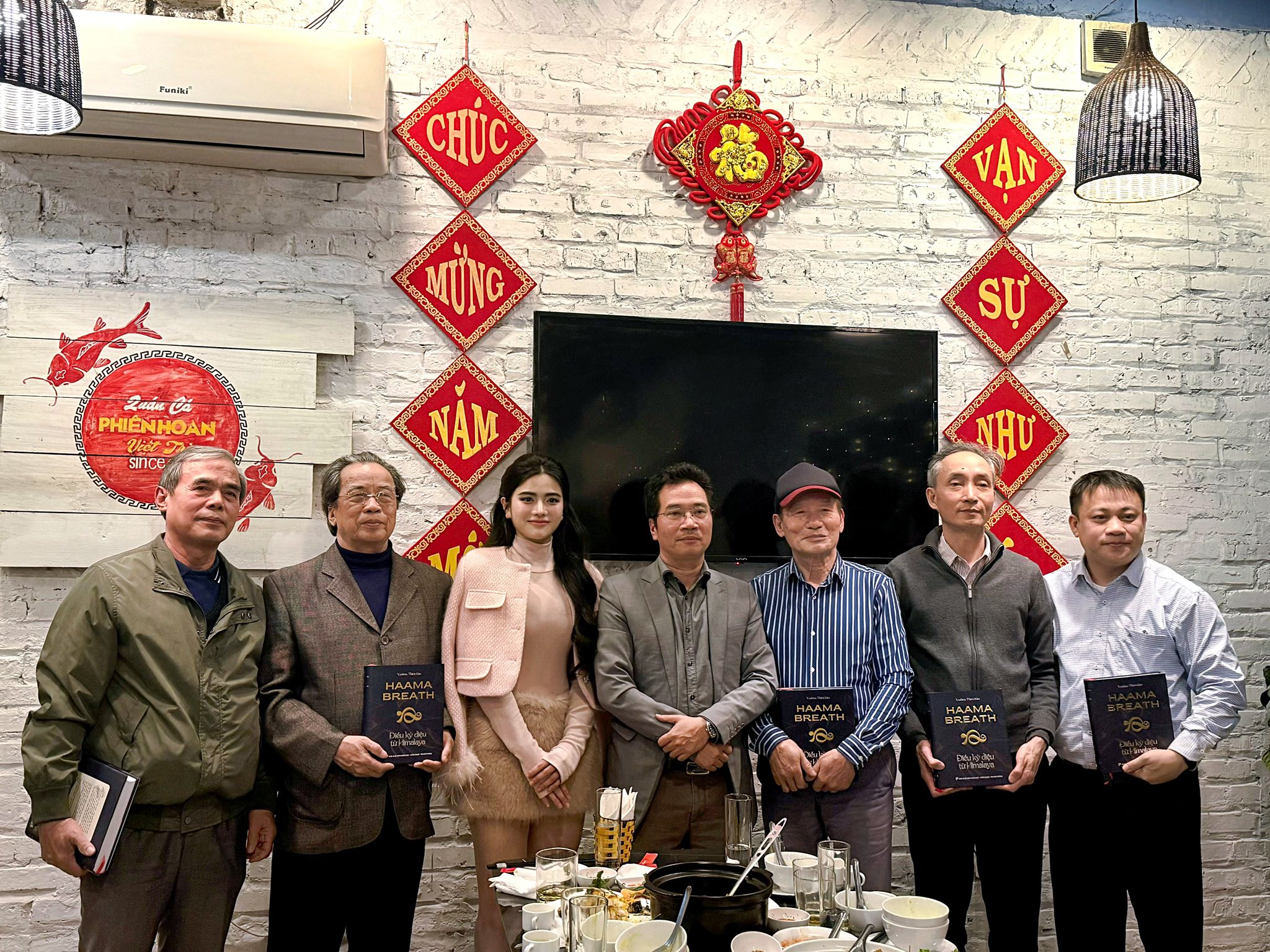 Trao Tặng Sách Haama Breath Tới Các Giáo Sư Hội Kỹ Thuật Nổ Mìn Việt Nam: Sức Khỏe Con Người Gắn Liền Với Môi Trường